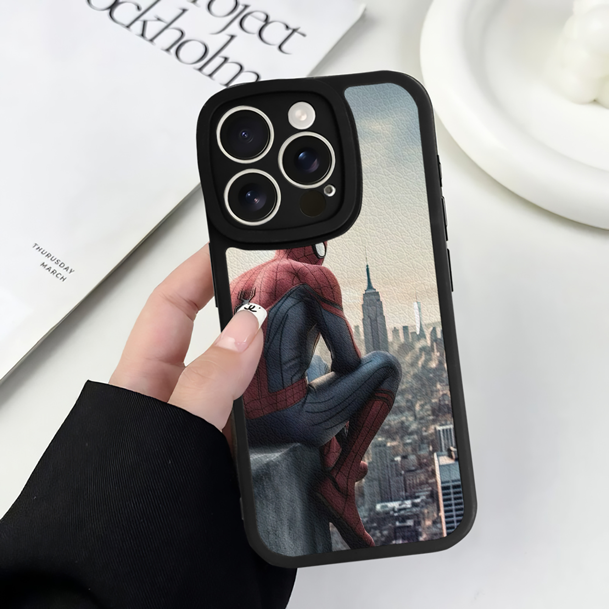Spider Man スパイダーマン 【iPhone 16シリーズ対応】シリコンスマホケース（レザー調） 材質：シリコン